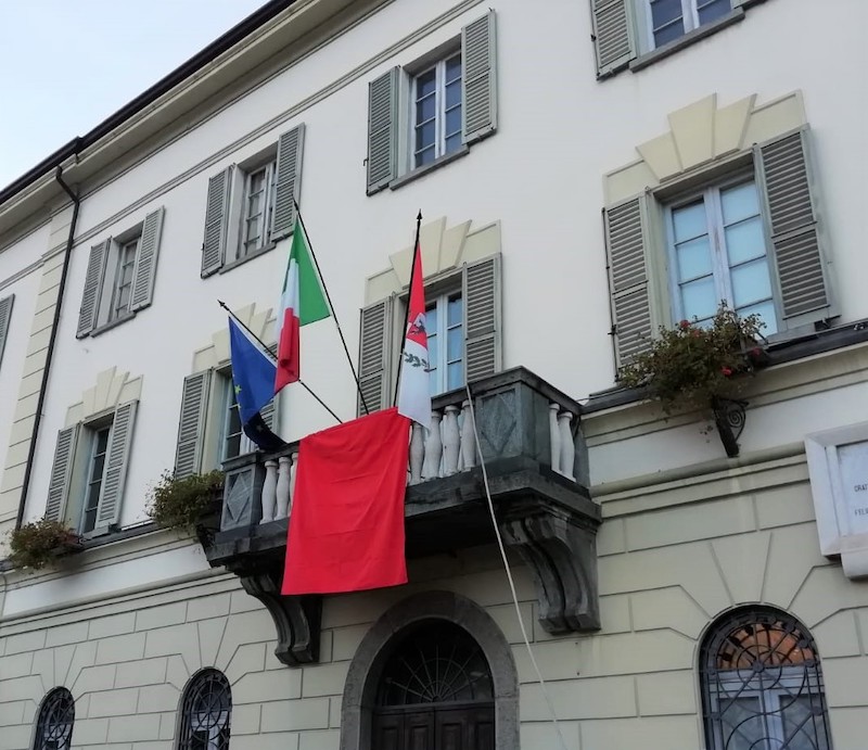 Drappo rosso in Municipio a Tirano per dire no alla violenza sulle donne