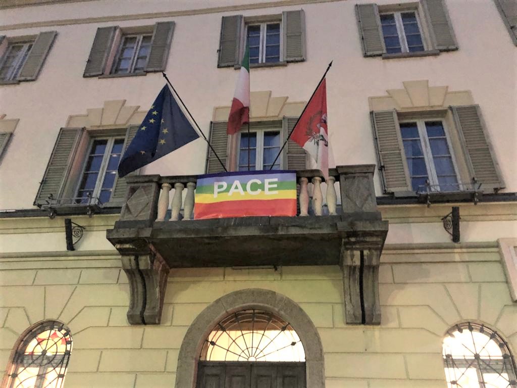Bandiera della Pace al balcone del Municipio di Tirano